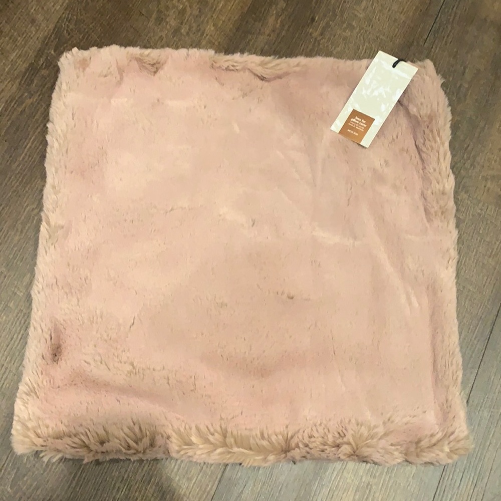 West Elm faux fur chinchilla pillow cover in light sienna 20x20 NWT